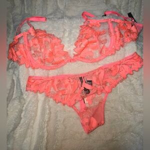 VICTORIA SECRET BRA (32D) AND PANTY (SMALL) SET. 💗
